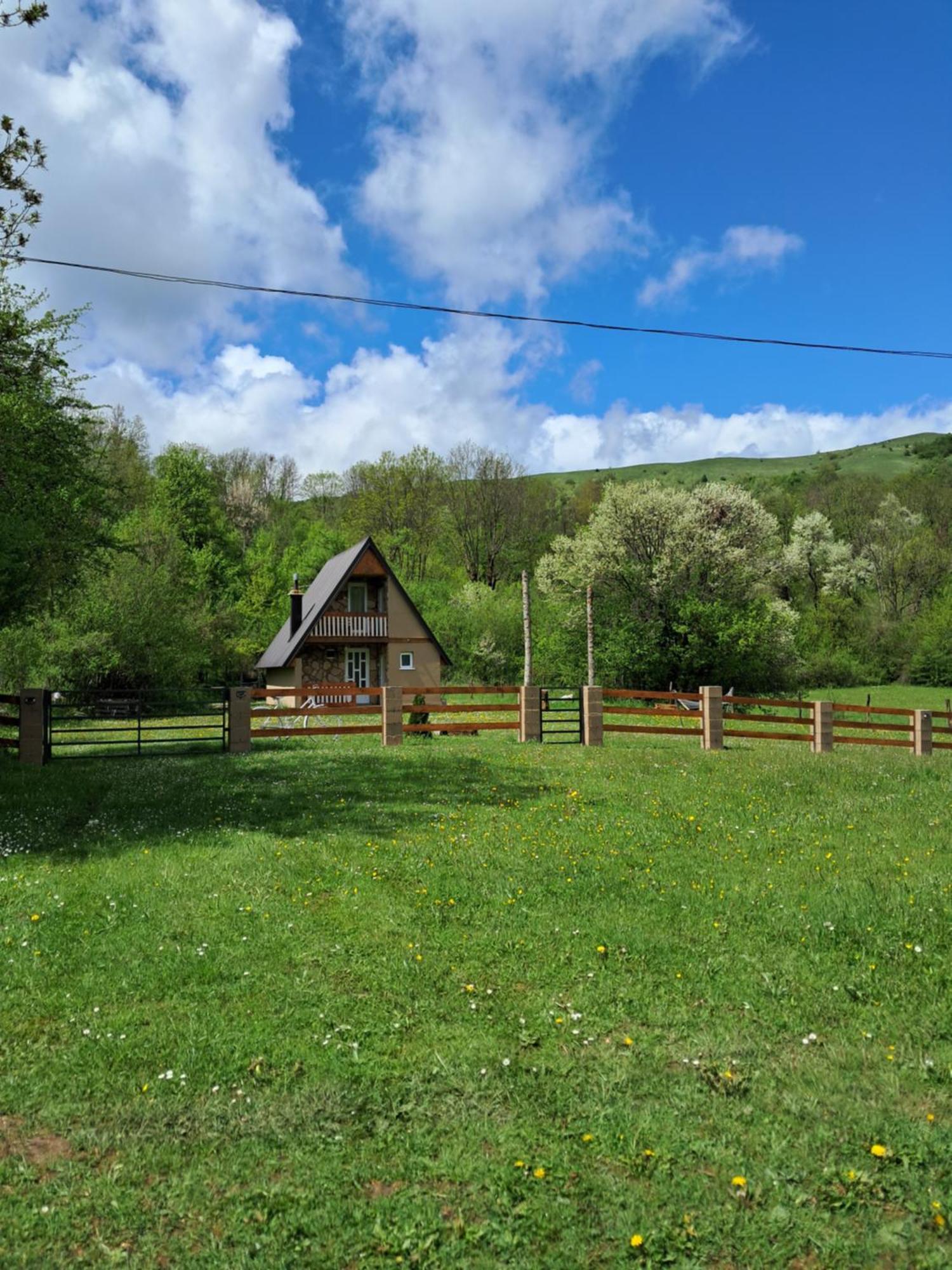 Cottage Bellis Poscenje Exterior foto