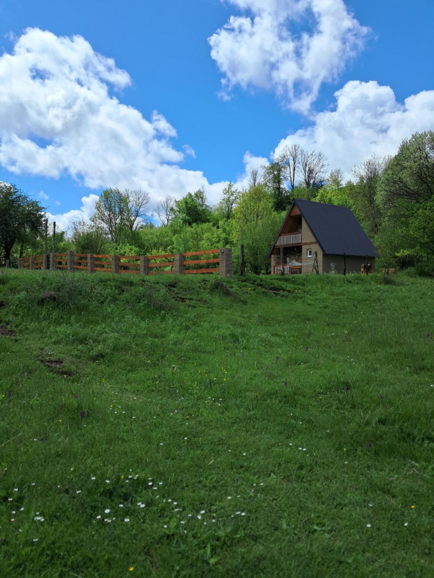 Cottage Bellis Poscenje Exterior foto